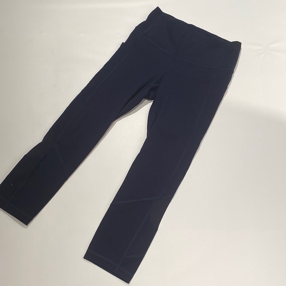 Lululemon cropped 23” leggings with pockets in navy